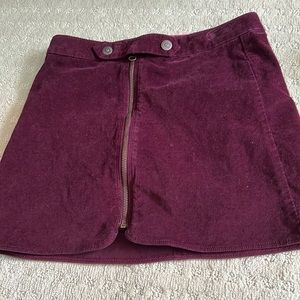 Maroon soft skirt with buttons and zipper in the front